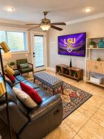 Gated - 5 min to Stadium - WD - Bedroom TV - Pool - B&B Baton Rouge