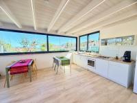 Appartamento con 2 Camere da Letto, Balcone e Vista mare
