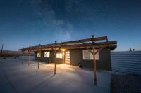 Desert Oasis - Firepit, Stargazing, Kitchen Essentials, 5 Acres, & Joshua Trees - Sleeps 6 Comfortably, 7 with Sofa, 9 Maximum - B&B Landers
