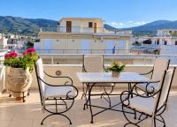Nini's Maison - Terrace Living Above Kalamata City - Bed and Breakfast Kalamata