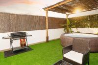 Private Terrace & Jacuzzi & Sleeps Six - B&B Barcellona