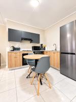 Hlubi at Lifestyle Estate with restaurant and work-station - Chambres d'hôtes Boksburg