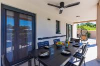 Villa Lumina Divina with Heated Pool near Porec - B&B Prhati