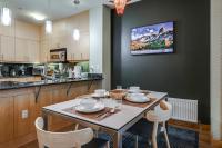 Mammoth Lakes Condo w/ Fireplace: Near Skiing! - Chambres d'hôtes Mammoth Lakes