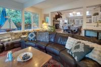 Bayfront PNW Lodge: Dock, Pickleball & Guest House - B&B Manzanita
