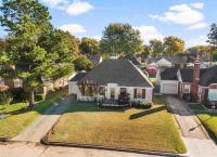 Vintage Chic Cottage · King Bed & Large Deck - B&B Tulsa