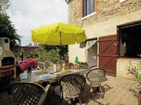 Gîte Charmant avec Terrasse et Jardin, Animaux Bienvenus - B&B Bussières