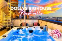 Luxury Retreat: Rooftop Hot Tub Double Deck & Game Room - Bed and Breakfast Nashville