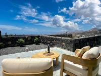 La Raiz Ocean Views, Volcanic Landscape and Terrace - B&B Tías