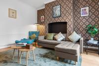 Whole home 5BR Sleeps 8 Free Parking Fast wifi - Bed and Breakfast Tyldesley