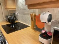 Entire 2 Bed - 6 Guest Apartment Close to Wembley with Free Parking & Fast Access to Central London - Chambres d'hôtes Harrow