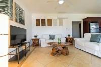 Island Breeze - Luxury 2BR Condo with Pool-View - Chambres d'hôtes Sosúa