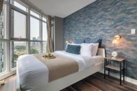 Downtown 2BR Oasis Skyline Views Parking - Ferienwohnung Toronto