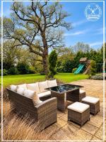 Luxury 6 Bed Mansion with Cinema, Gardens & Gated Estate - B&B Gerrards Cross