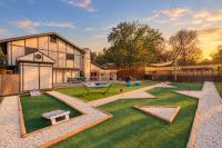 Pool, Game Room & Mini Golf near Six Flags - B&B San Antonio