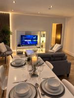 NEW! Top Floor Apt - Old Trafford Views & Parking - B&B Manchester