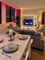 NEW! Top Floor Apt - Old Trafford Views & Parking - B&B Manchester