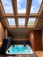 Spacious loft with Jacuzzi and sauna in Jabbeke - B&B Jabbeke