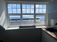 Stunning 2 Bedroom Sea View Apartment With Parking - B&B Rhôs-on-Sea