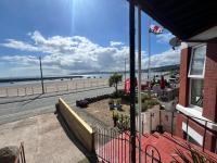 Stunning 2 Bedroom Beach Apartment With Garden - B&B Rhôs-on-Sea