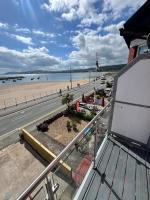Stunning Sea View Apartment With Balcony & Parking - B&B Rhôs-on-Sea
