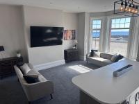 Stunning Sea View Apartment With Balcony & Parking - Chambres d'hôtes Rhôs-on-Sea