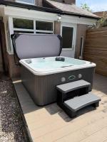 Modern 2 Bedroom Private Detached Cottage With HotTub - B&B Llanddulas