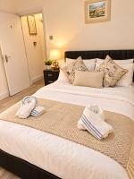GoldenNest 3bed Spacious Room with 2 private Bathroom, Garden Free Wi-Fi Free Parking Medway Gillingham Kent - B&B Chatham