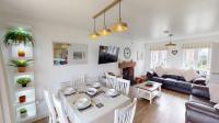 Sea Urchins, The Bay, 2 bedrooms with ensuites, balcony with sea view, parking, 2 dogs welcome - B&B Filey