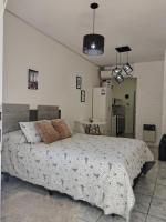 Moderno Estudio PB Céntrico - A 2 cuadras Av San Martin - 10 min Aeropuerto - 5 min Terminal - Entrada Autónoma - B&B Mendoza