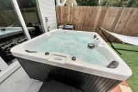 Stylish 3BR 3BA HotTub Home near Medical Center, DownTown,NRG - B&B Houston
