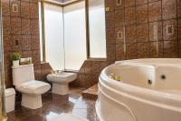 The Landmark I Jacuzzi and Kitchen Calacoto - B&B La Paz