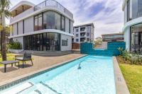 Luxury Three-Bedroom Upper Floor Apartment