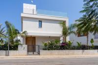 Villa Flora's 3-BR Retreat & Private Pool in Protaras - B&B Paralímni