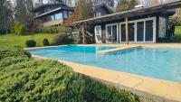 Preciosa casa, vistas y piscina privada - B&B Pucón