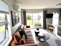 brand new Lakeside cozy deluxe - B&B Taupo