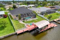 LOADED! Waterfront, Private Dock with Gulf Access, Hotspring Saltwater Jacuzzi, 2,800sqft Open-Concept Living, Spa Like Master, 4 Watercraft, 10 Bikes, Beach and Fishing Gear, Baby and Toddler Amenities, NO Pet Fee! - B&B Cape Coral