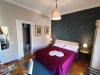 Zimmer mit Kingsize-Bett und Balkon