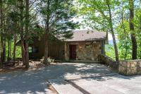 Access to 3 pools & pickleball! View! Shuffleboard! Arcade! Hot Tub! - Bed and Breakfast Gatlinburg