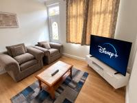 The Big Stay-Contractor & Families - Home for 10 with full Kitchen, fast WiFi & free Parking near Leeds City Centre & M621 - Chambres d'hôtes Beeston
