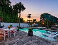 Sanctuary Home Naples-Luxury Beach House with Private Pool and Oasis! - Bed and Breakfast Naples