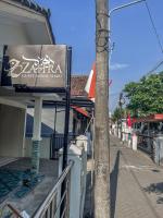 Zahra Guesthouse Shar'i - Ferienwohnung Yogyakarta