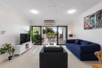Bright 2BR Apt with Parking, Balcony & WiFi - B&B Brisbane