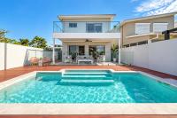 Large 5-Bedroom Family Retreat in Helensvale with Pool - B&B Gold Coast