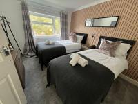 Belloc House Contractor Ready 3BR, 5 Beds, Parking, Nr Gatwick - B&B Crawley
