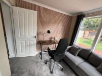 Belloc House Contractor Ready 3BR, 5 Beds, Parking, Nr Gatwick - B&B Crawley