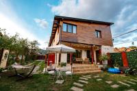 Green Nest Retreat - Sauna, Hot Tub & Garden - B&B Petroşani