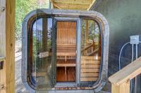 Sauna, Hot Tub & Smoky Mtn Views: Moonshadow Lodge - Bed and Breakfast Whittier