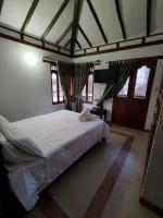Chambre Lit Queen-Size avec Salle de Bains Commune 