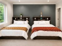 Bright Luxury 2 Queen beds for 4 guests with Ensuite bath & Cozy Guest Rooms for 2 guests - B&B Surrey